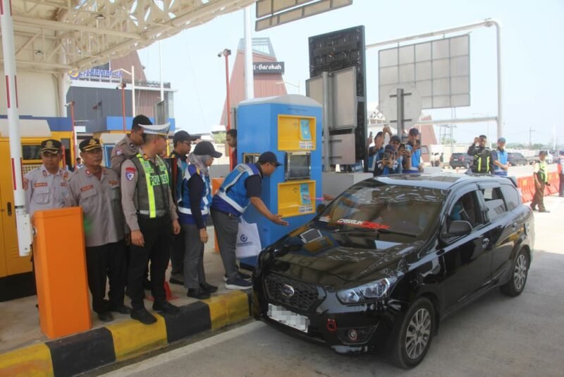 Petugas Polres Probolinggo menyiapkan rekayasa lalu lintas dan jalur alternatif menyusul rehabilitasi Jembatan Pajarakan di jalur Pantura Kabupaten Probolinggo.