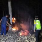 Personel Polsek Widodaren bersama petugas Perhutani memadamkan titik api karhutla di kawasan hutan wilayah Kecamatan Widodaren, Kabupaten Ngawi.