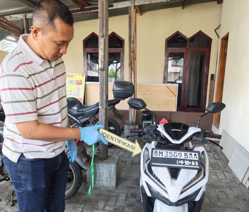Polisi mengamankan tersangka RS beserta sepeda motor Honda Vario yang diduga hasil curian saat hendak melakukan transaksi COD di wilayah Malang.