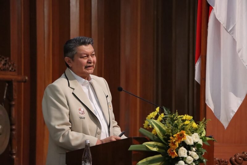 Komjen Pol. (Purn.) Prof. Dr. H. Rycko Amelza Dahniel, M.Si. saat menjadi narasumber dalam Kuliah Umum bertema “Merawat Kebhinekaan dan Menjaga Persatuan” di Balairung Universitas Kristen Satya Wacana (UKSW), Salatiga, Kamis (1/10/2026).