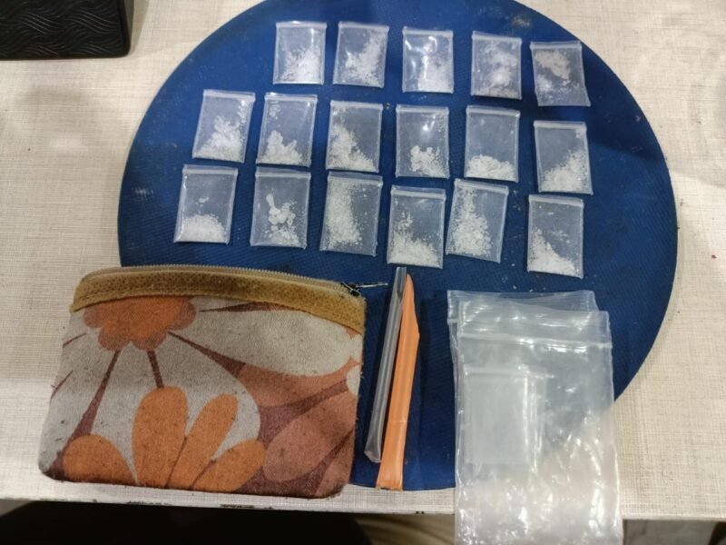Polisi mengamankan 17 paket sabu dari seorang pria berinisial ROS di kawasan Dupak Timur, Surabaya.