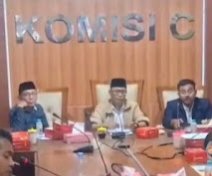 Audiensi warga Desa Jatirogo bersama Komisi C DPRD Demak dan instansi teknis membahas keberadaan usaha penggilingan padi di tengah permukiman.