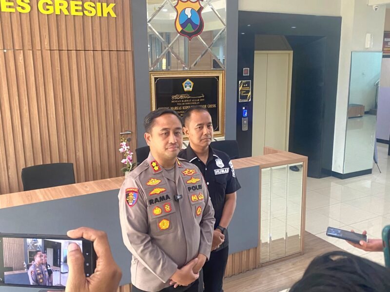 Kapolres Gresik AKBP Ramadhan Nasution saat memberikan perhatian terhadap laporan warga yang mengaku menjadi korban dugaan pemerasan dan pengancaman oleh debt collector pinjo