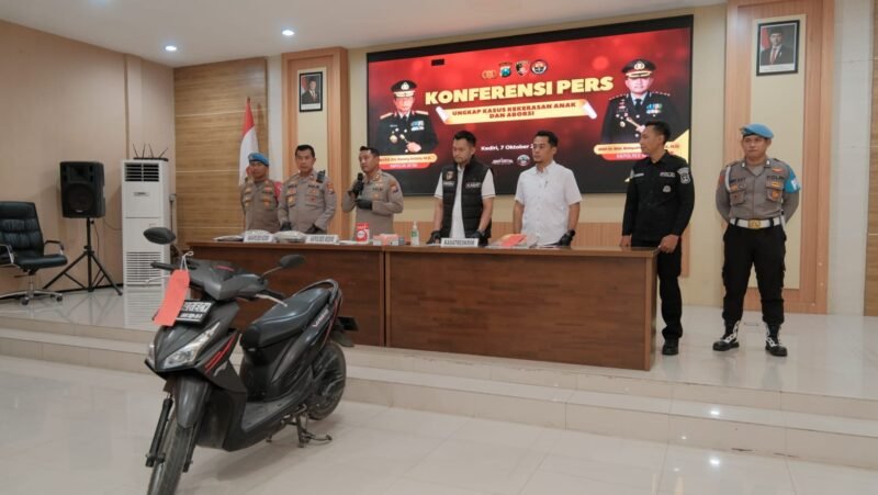 Kapolres Kediri AKBP Dr. Muh. Wahyudin Latif saat memaparkan pengungkapan dua kasus kematian bayi dalam konferensi pers di Mapolres Kediri, Rabu (7/10/2026).