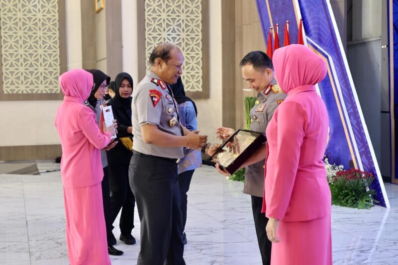 Irjen Pol. Pasma Royce saat acara silaturahmi dan pelepasan bersama keluarga besar Polda Jawa Timur di Gedung Mahameru Mapolda Jatim, Kamis (8/10/2026).