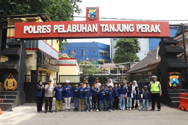 Polres Tanjung Perak Tanamkan Disiplin dan Tertib Lalu Lintas kepada Siswa SD