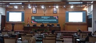 Foto: Bupati Demak dr. Hj. Eisti’anah, SE, menyampaikan jawaban pemerintah daerah atas pandangan umum fraksi-fraksi DPRD terhadap Raperda APBD Kabupaten Demak Tahun Anggaran 2027 dalam Rapat Paripurna Ke-34 di Gedung DPRD Demak, Senin (5/10/2026).