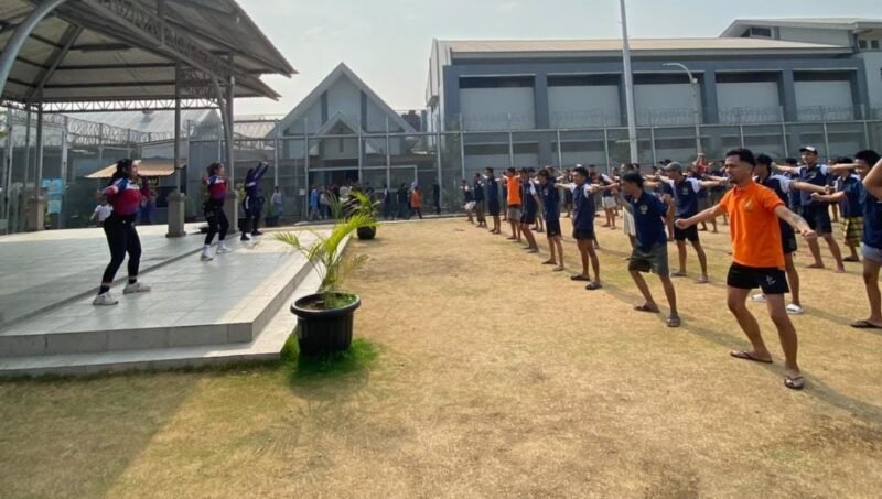 Jaga Kebugaran, Warga Binaan Rutan Kelas I Surabaya Antusias Ikuti Senam Aerobik Rutin