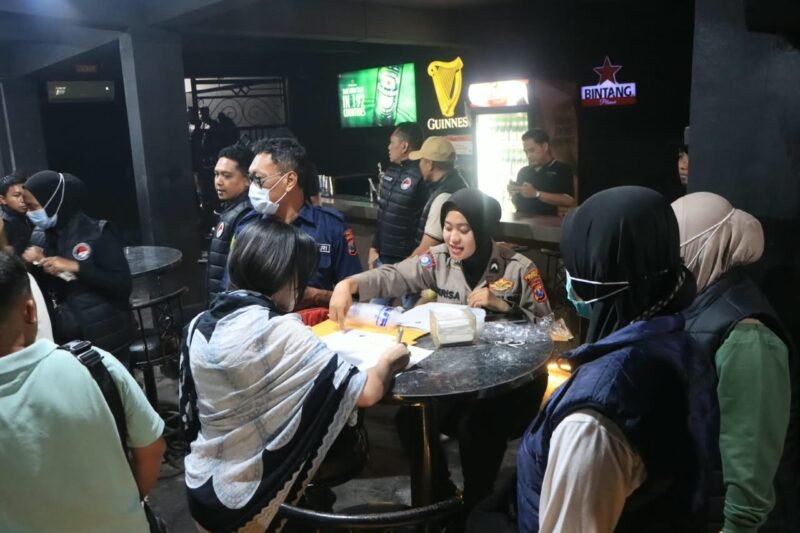 Polresta Tuban bersama BNNK Tuban menggelar razia dan tes urine di sejumlah tempat hiburan malam sebagai langkah pencegahan penyalahgunaan narkoba.