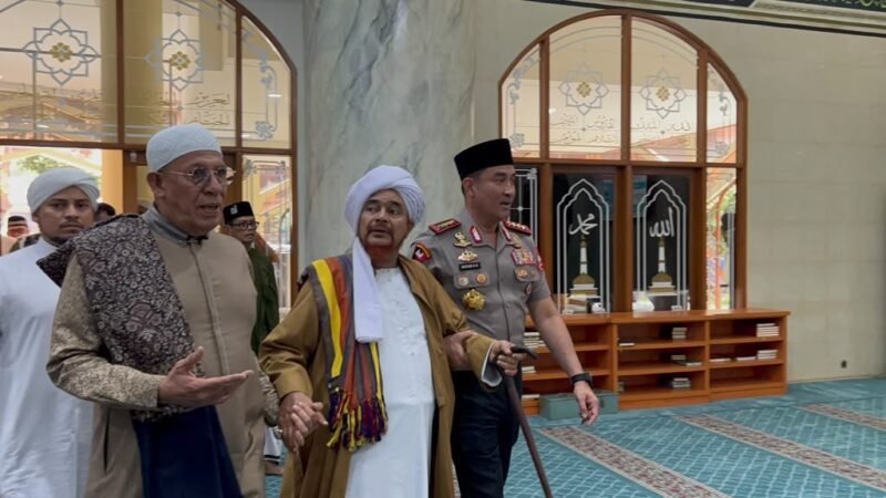 Kapolri Jenderal Polisi Suyudi Ario Seto bersilaturahmi dengan Habib Umar bin Hafidz di Masjid Al Ikhlas, Mabes Polri, Jakarta, Selasa (13/10/2026).