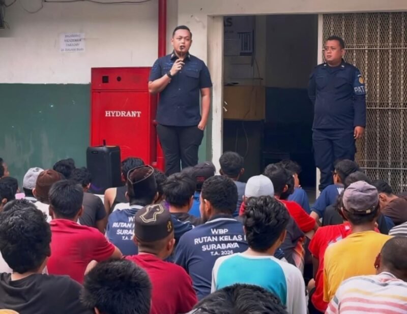 Kepala Kesatuan Pengamanan Rutan Kelas I Surabaya, Andra Naftali Gustaf Vano, memberikan pengarahan kepada warga binaan Blok Chandrapura untuk menjaga keamanan dan ketertiban bersama.