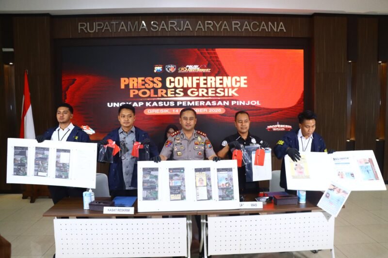 Polres Gresik mengamankan tersangka sindikat pemerasan bermodus penagihan pinjol fiktif yang ditangkap di Lampung.