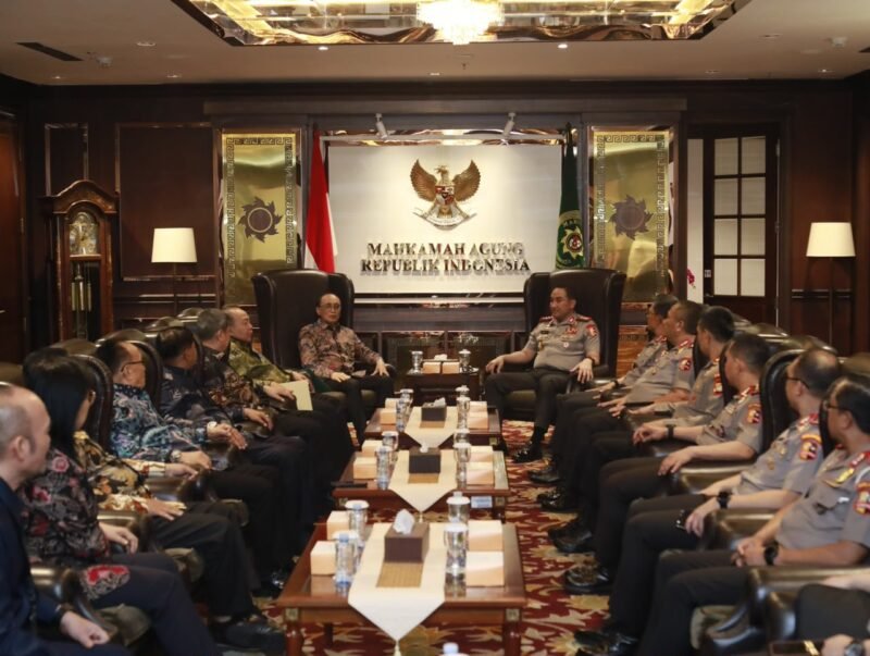 Kapolri Jenderal Polisi Suyudi Ario Seto saat mengunjungi Mahkamah Agung RI di Gedung Balairung MA, Jakarta, Rabu (14/10/2026).