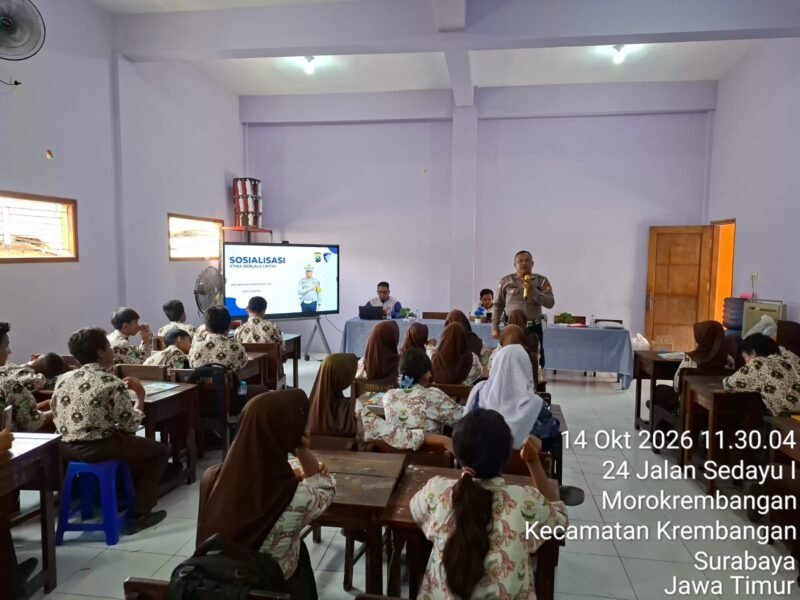 Polres Pelabuhan Tanjung Perak Gelar Sosialisasi Keselamatan Lalu Lintas di SMP Bhayangkari 6 Surabaya
