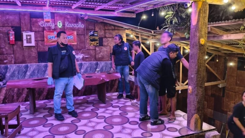 Petugas Satresnarkoba Polres Situbondo melakukan razia di tempat hiburan malam di Desa Kotakan, Kecamatan Situbondo, dan mengamankan barang bukti diduga sabu.