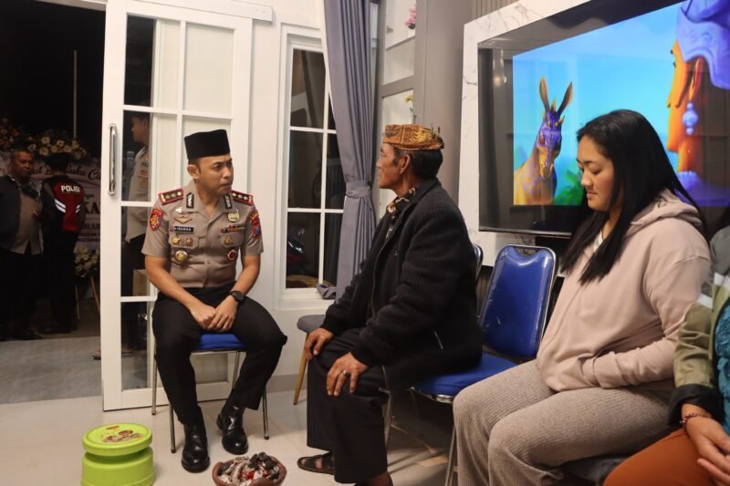 Kapolres Pasuruan AKBP Irawan Prasetyo menyambangi rumah duka korban karhutla TNBTS di Desa Wonokitri, Kecamatan Tosari, Jumat (16/10/2026).