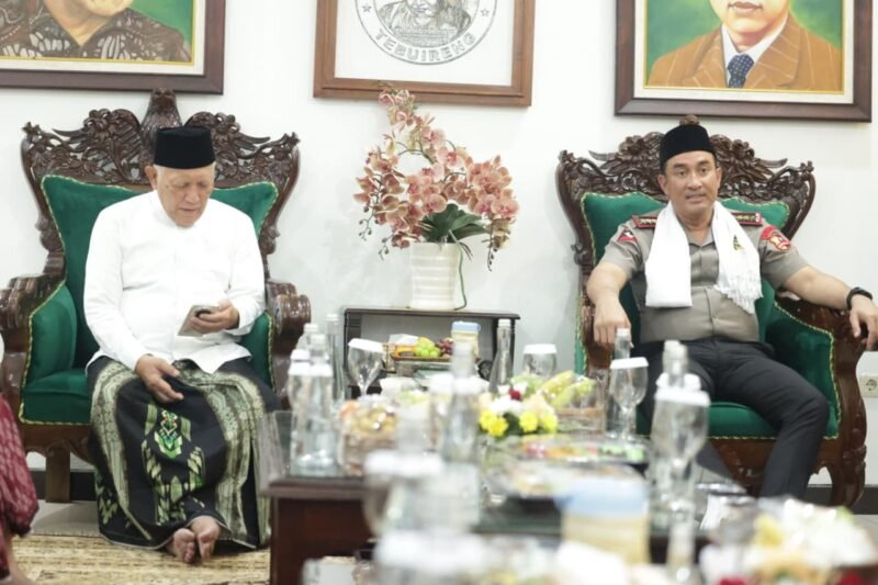 Kapolri Jenderal Polisi Suyudi Ario Seto bersama rombongan saat berziarah ke makam Presiden ke-4 RI KH Abdurrahman Wahid atau Gus Dur di kompleks Ponpes Tebuireng, Jombang, Jawa Timur.