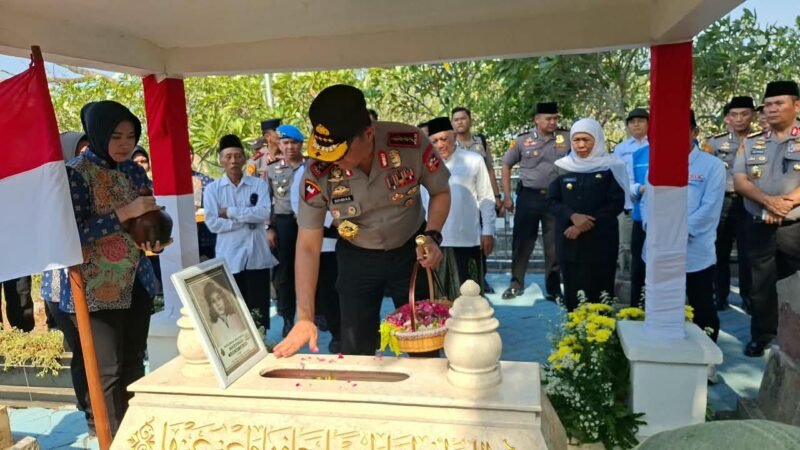 Kapolri Jenderal Polisi Suyudi Ario Seto bersama rombongan berziarah dan melakukan tabur bunga di makam Marsinah, Nganjuk, Sabtu (17/10/2026).