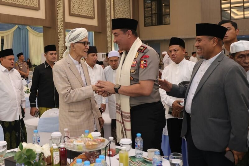 Foto: Kapolri Jenderal Polisi Suyudi Ario Seto bersama Kapolda Jawa Timur Irjen Pol Dekananto Eko Purwono dan para ulama dalam kegiatan Silaturahmi Kamtibmas di Mapolda Jatim, Surabaya, Sabtu (17/10/2026).