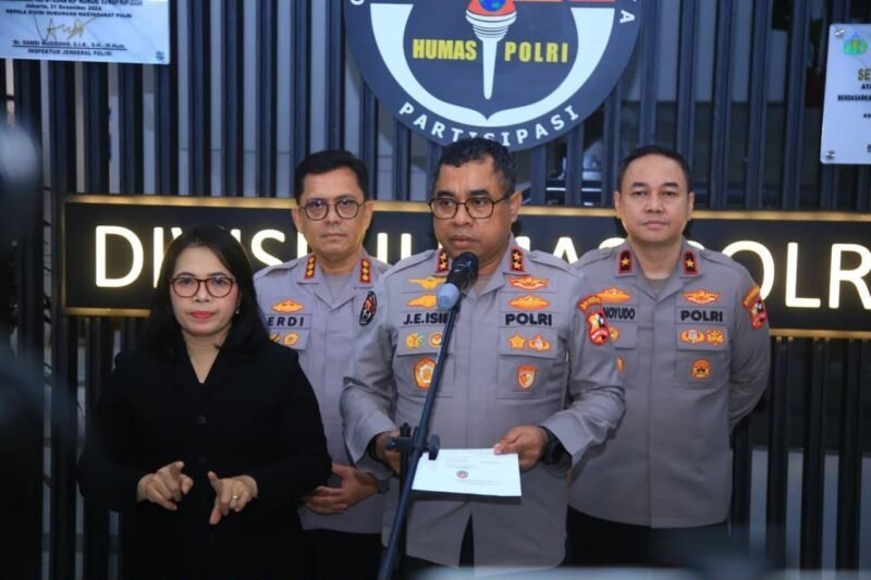 Personel Satbrimob Polda Lampung bersama dua unit kendaraan Armored Water Cannon (AWC) diberangkatkan untuk mendukung penanganan karhutla di Sumatera Selatan.