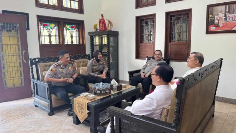 Kapolresta Malang Kota Kombes Pol Danang Setyo P.S. bersama jajaran mengikuti kegiatan Minggu Kasih di Gereja Katedral Ijen, Kota Malang, Minggu (18/10/2026).