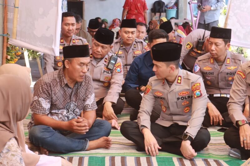 Kapolres Probolinggo Kota AKBP Lucky Permana Putra bersama jajaran saat takziah ke rumah duka almarhum Sefriel Ardiansyah, korban karhutla Bromo, Sabtu (17/10/2026).