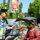 Kapolres Ponorogo AKBP Damus Asa menyapa dan merangkul para abang becak sebagai wujud pendekatan humanis dan semangat “Polisi Bersama Masyarakat”.