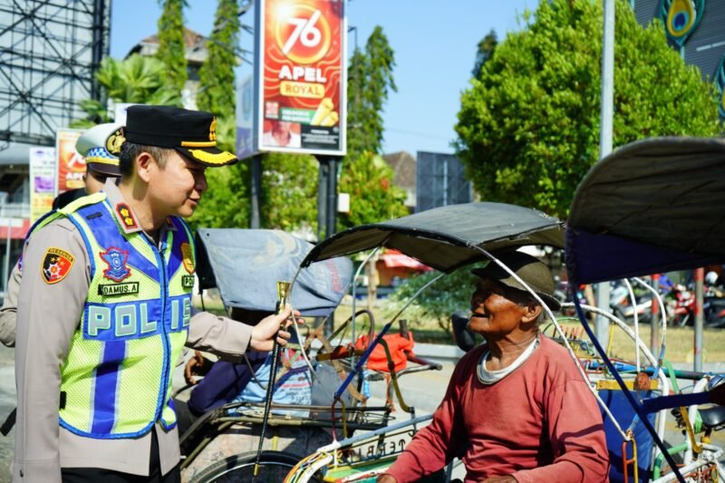 Kapolres Ponorogo AKBP Damus Asa menyapa dan merangkul para abang becak sebagai wujud pendekatan humanis dan semangat “Polisi Bersama Masyarakat”.