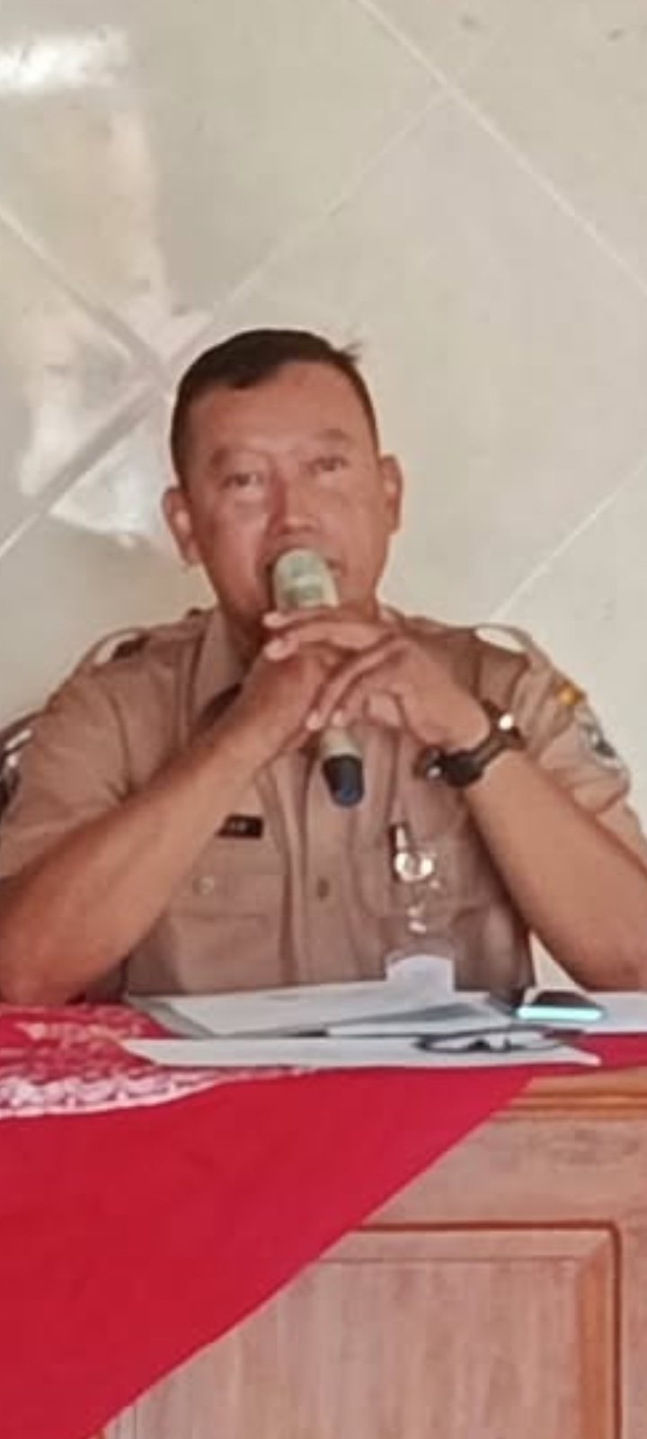 Foto Kades Sidomulyo yang Disebut Masih Berstatus Narapidana Beredar Sudah Ngantor di Balai Desa Bersama Sekcam Dempet Kabupaten Demak Jadi Sorotan Publik