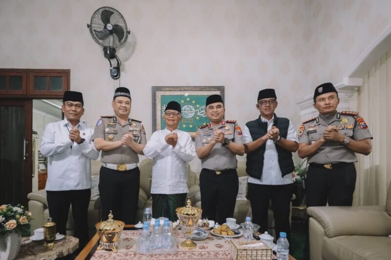 Kapolda Jawa Timur Irjen Pol Dekananto Eko Purwono bersilaturahmi dengan sejumlah ulama dan tokoh pesantren di Kediri untuk memperkuat sinergi dalam menjaga kamtibmas.