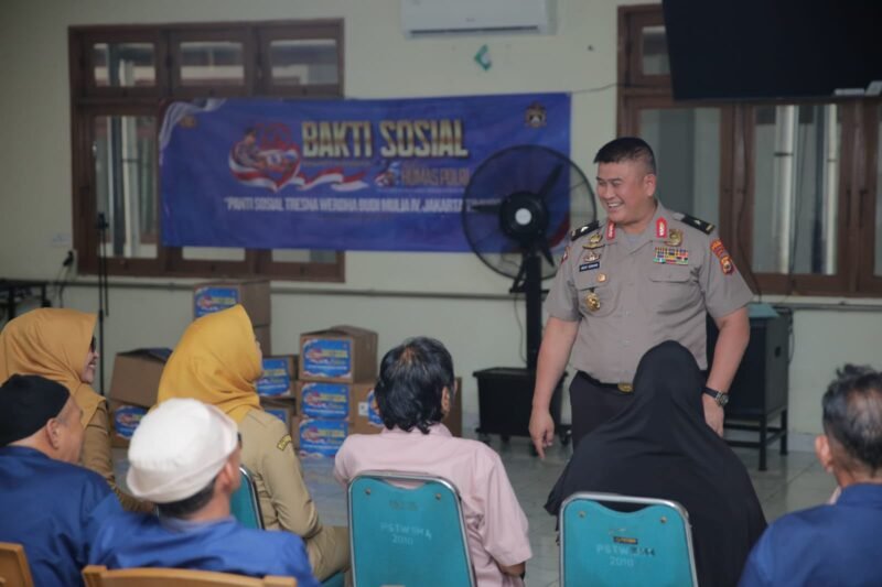 Foto: Divhumas Polri menyalurkan bantuan sosial kepada panti sosial lansia dan panti asuhan dalam rangka memperingati Hari Jadi ke-75 Humas Polri tahun 2026, Senin (19/10/2026).