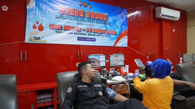 Jajaran Humas Polrestabes Surabaya bersama para Kasi Humas Polsek dan masyarakat mengikuti kegiatan donor darah di PMI Cabang Kota Surabaya dalam rangka Hari Jadi ke-75 Humas Polri, Selasa (20/10/2026).