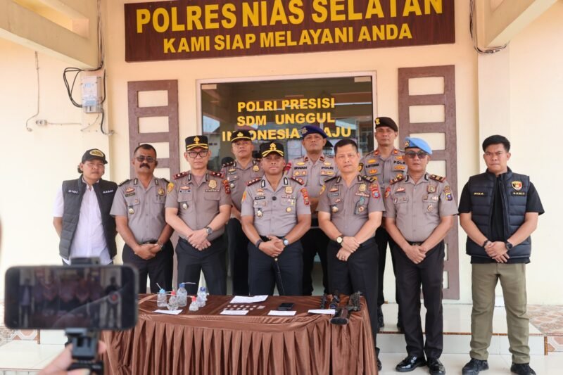 Kapolres Nias Selatan AKBP Alfian Tri Permadi menyampaikan pengungkapan dugaan kasus narkotika di Mapolres Nias Selatan, Rabu (21/10/2026), dengan sejumlah barang bukti yang turut diamankan petugas.