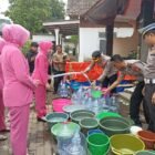 Polres Pasuruan Bersama Bhayangkari Salurkan Air Bersih dan Bansos untuk Warga Jatiarjo