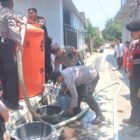 Atasi Kekeringan, Polres Blitar Kota Salurkan 3.000 Liter Air Bersih ke Kelurahan Sentul