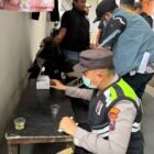 Petugas Satresnarkoba Polres Pelabuhan Tanjung Perak bersama BNN Kota Surabaya melakukan pemeriksaan dan tes urine terhadap penghuni rumah kos di kawasan Dupak, Surabaya.