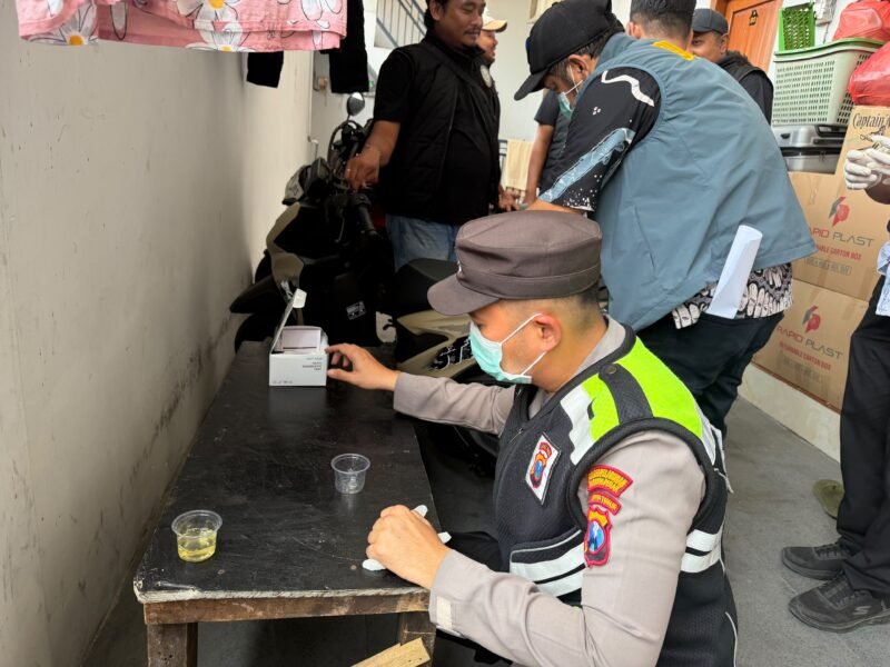 Petugas Satresnarkoba Polres Pelabuhan Tanjung Perak bersama BNN Kota Surabaya melakukan pemeriksaan dan tes urine terhadap penghuni rumah kos di kawasan Dupak, Surabaya.