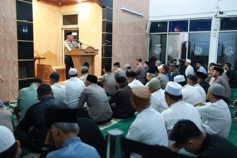Kapolda Jawa Timur Irjen Pol Dekananto Eko Purwono saat menggelar Subuh Keliling (Suling) Program Quick Wins di Masjid Al Hikmah, Gayungsari, Surabaya, Sabtu (24/10/2026).