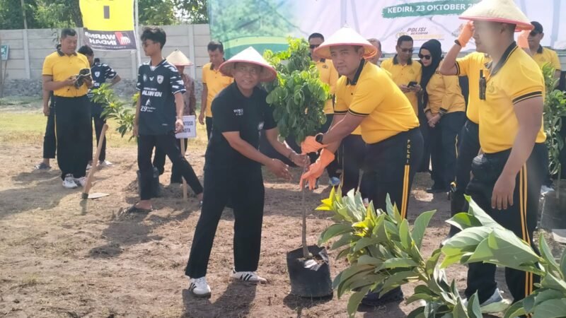 Kapolres Kediri AKBP Dr. M. Wahyudin Latif bersama Ketua Bhayangkari Cabang Kediri Ny. Ika Latif saat menanam bibit pohon di lingkungan Pondok Nurul Hakim, Desa Ngino, Kecamatan Plemahan, Kabupaten Kediri.