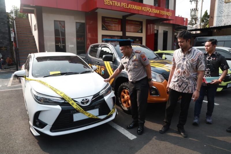 Polres Jember mengamankan dua terduga perampok Toko Emas Murni yang ditangkap di wilayah Banyuwangi kurang dari 24 jam setelah beraksi.