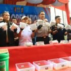 Kapolri Jenderal Polisi Suyudi Ario Seto meninjau pengungkapan laboratorium gelap narkotika di Kabupaten Pidie, Aceh, yang mengamankan hampir 1,2 ton sabu dan meth oil.