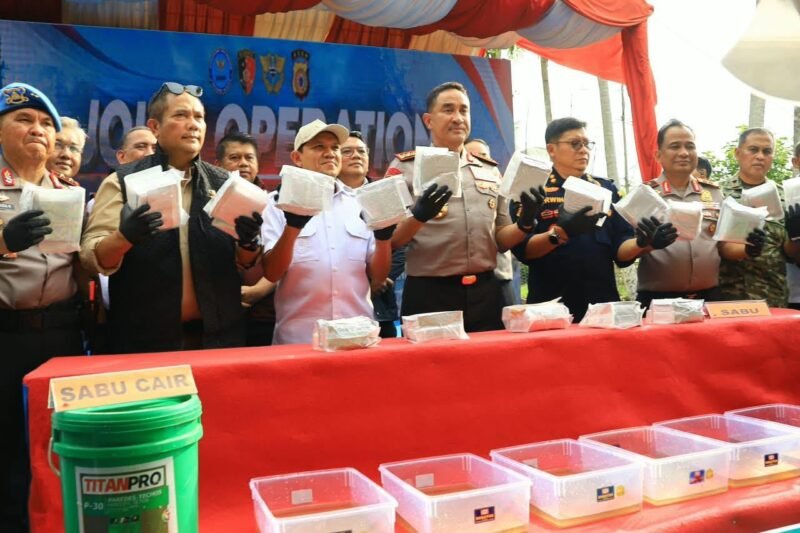 Kapolri Jenderal Polisi Suyudi Ario Seto meninjau pengungkapan laboratorium gelap narkotika di Kabupaten Pidie, Aceh, yang mengamankan hampir 1,2 ton sabu dan meth oil.
