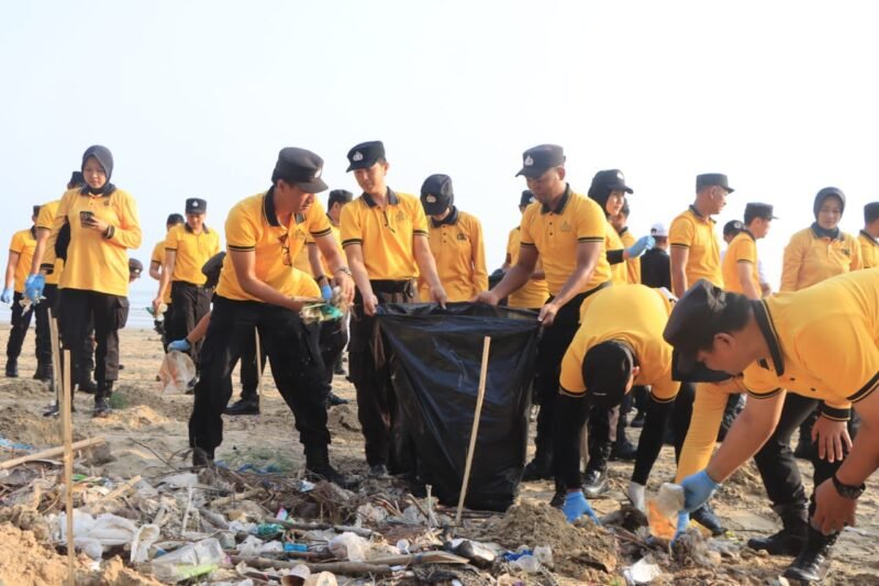 Kapolresta Tuban Kombes Pol Jazuli Dani Iriawan bersama personel kepolisian dan santri MA Mambaul Futuh Jenu membersihkan Pantai Cemara serta menanam 200 bibit cemara laut dalam program Green Policing, Jumat (23/10/2026).