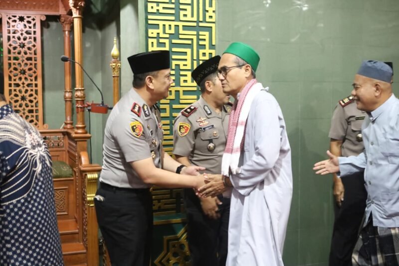 Kapolres Pelabuhan Tanjung Perak AKBP Irwan Kurniawan AZ saat mengikuti kegiatan Subuh Keliling dan menyampaikan pesan kamtibmas kepada jemaah Masjid Nurul Fatah, Jalan Demak, Krembangan, Surabaya, Sabtu (24/10/2026).