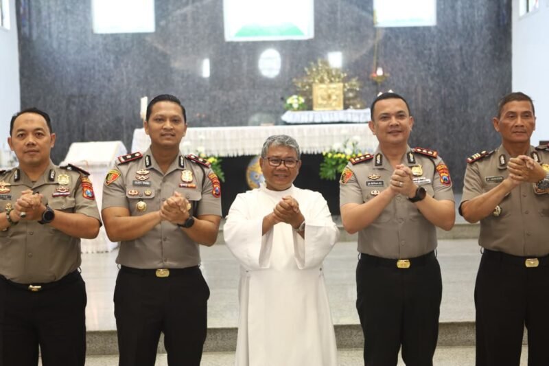Kapolres Pelabuhan Tanjung Perak AKBP Irwan Kurniawan AZ saat menyapa jemaat Gereja Katolik Paroki Santo Mikael Surabaya dalam kegiatan Minggu Kasih, Minggu (25/10/2026).