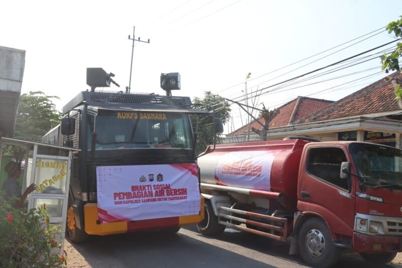 Polres Sampang Polda Jatim menyalurkan bantuan 120 ribu liter air bersih kepada masyarakat dan Pondok Pesantren Al-Mubarok Lanbulan, Sampang, di tengah kemarau panjang.