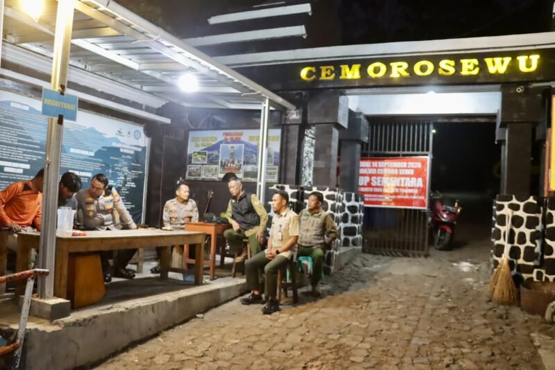 Personel gabungan Polres Magetan bersama relawan bersiaga di Posko Karhutla Cemoro Sewu untuk mengantisipasi rembetan kebakaran Gunung Lawu dari wilayah Tawangmangu.