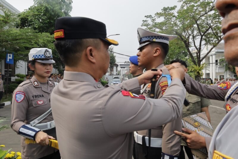 Kapolrestabes Surabaya Kombes Pol Luthfi Sulistiawan saat memimpin apel gelar pasukan Operasi Patuh Semeru 2026, Senin (26/10/2026).