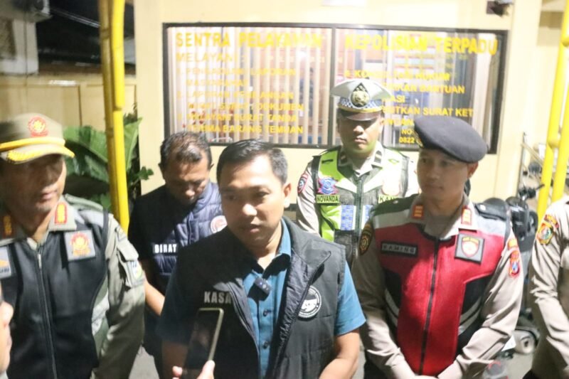 Petugas gabungan Polres Pacitan bersama instansi terkait saat menggelar razia di sejumlah penginapan, rumah kos, dan tempat hiburan malam di wilayah Pacitan.