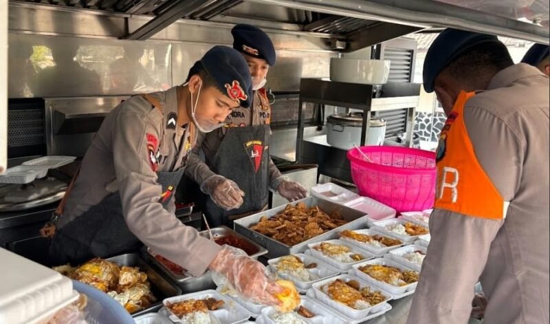 Personel Brimob Polda Jatim menyiapkan dan menyalurkan 300 paket makanan kepada masyarakat terdampak karhutla di Desa Jatiarjo, Senin (26/10/2026).